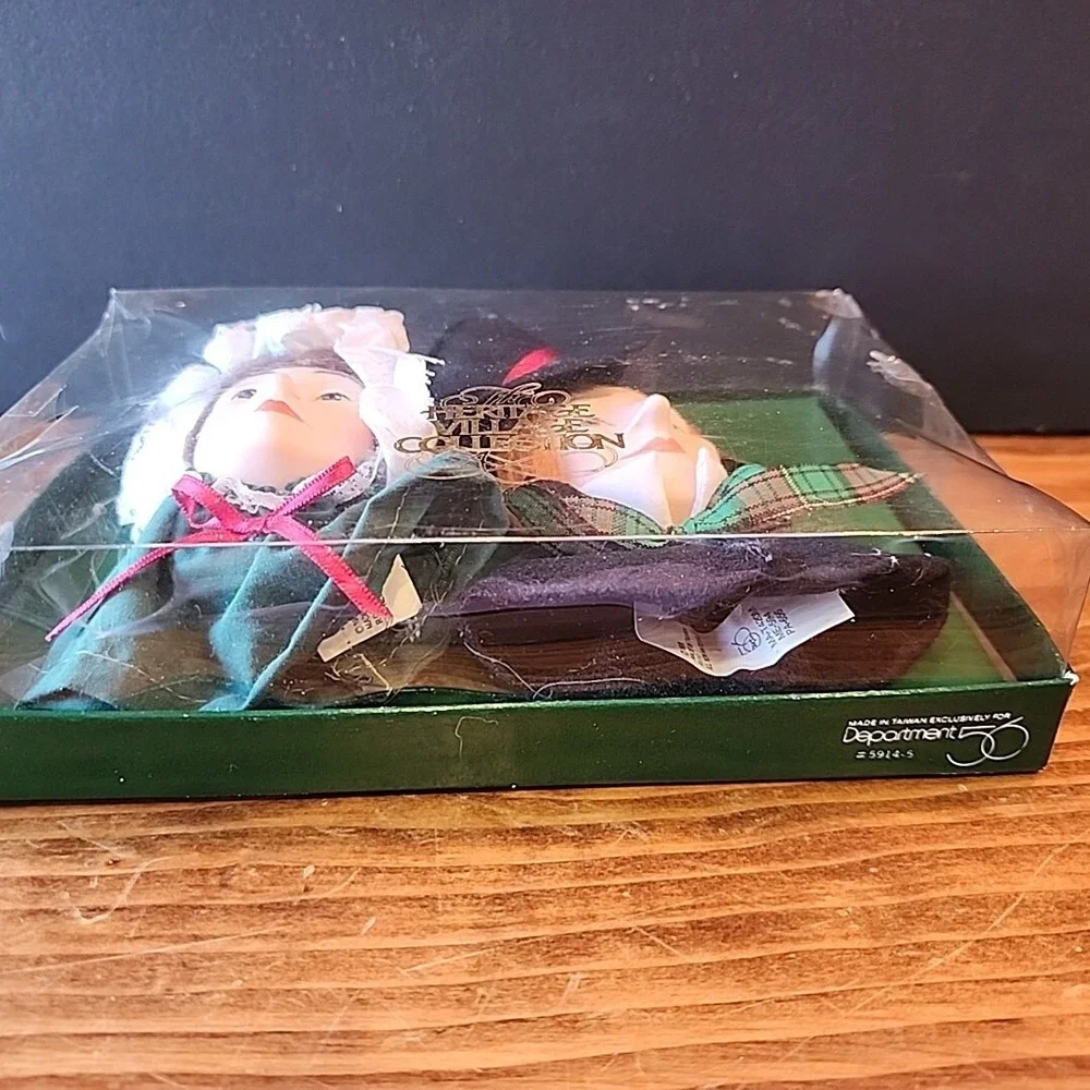 Department 56 Heritage Village Vintage Set of 2 Carolers with Original Box 1980s